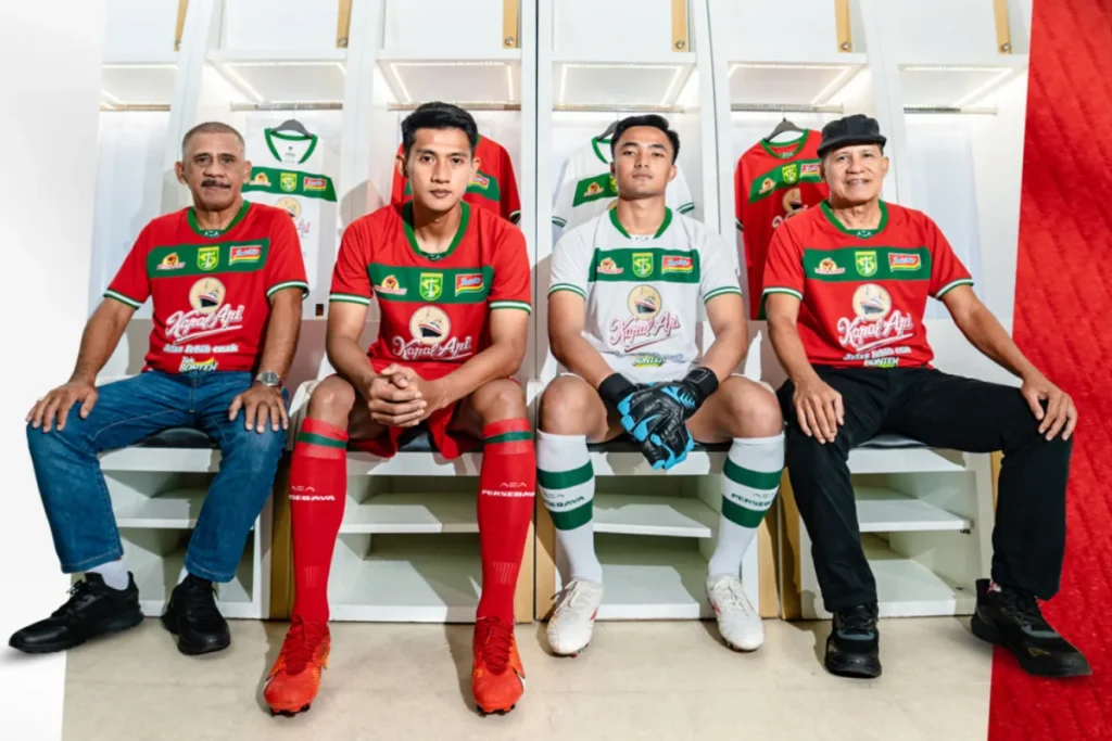 Gebuk Persik, Persebaya Kemas Launching Dengan Sempurna Foto : Malik Risaldi dan Ernando Ari mengenakan jersey alternate baru (c)persebaya.id