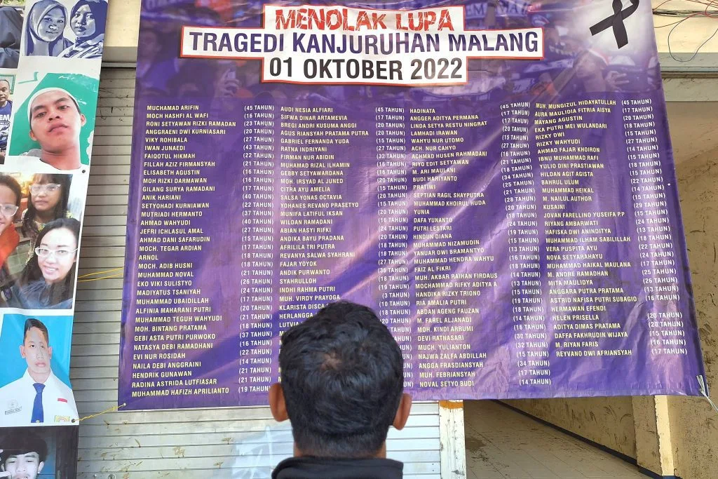 Arema FC Sisihkan Sebagian Hadiah Piala Presiden 2024 Untuk Korban Tragedi Foto : seorang pelintas Gate 13 Stadion Kanjuruhan melihat daftar nama korban tragedi (c)bimaswara