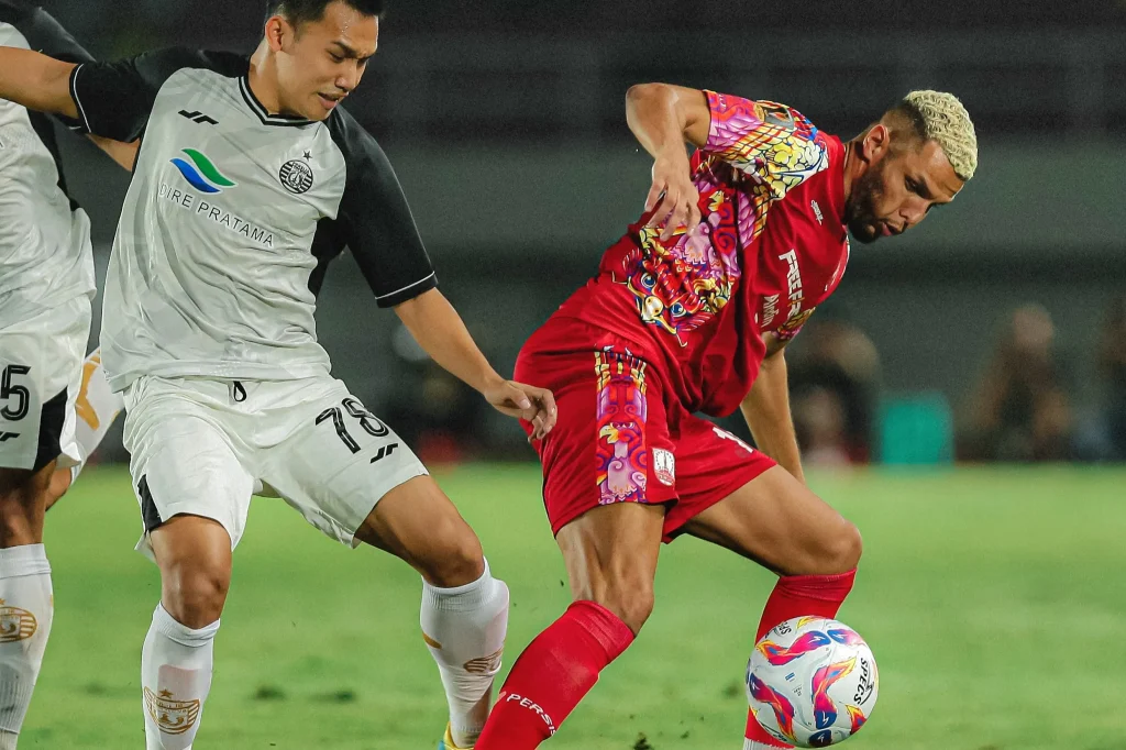 Persis Solo Amankan Tempat Ketiga Piala Presiden 2024 Foto : Karim Rossi ditempel ketat Witan Sulaeman (c)Xpersissolo