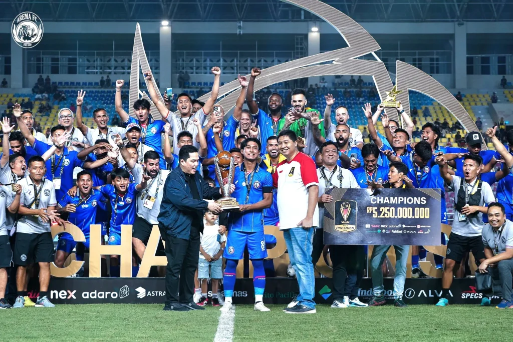 Arema FC Sisihkan Sebagian Hadiah Piala Presiden 2024 Untuk Korban Tragedi Foto : Arema FC saat menjuarai Piala Presiden (c)Xaremafc
