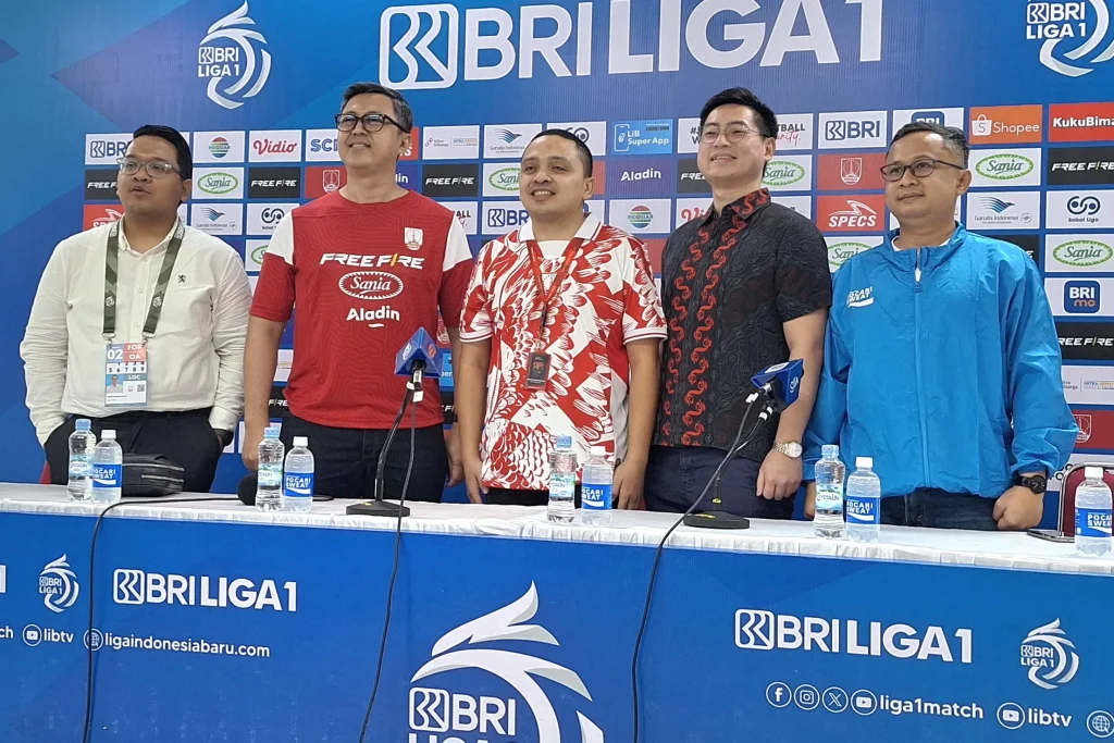 Persis Solo Perkenalkan Sponsor Untuk Mengawal Perjalanan Di Liga 1 Foto : Direktur Bisnis Persis Solo, Arizal Perdana Putra (tengah) bersama para sponsor tim (c)bimaswara