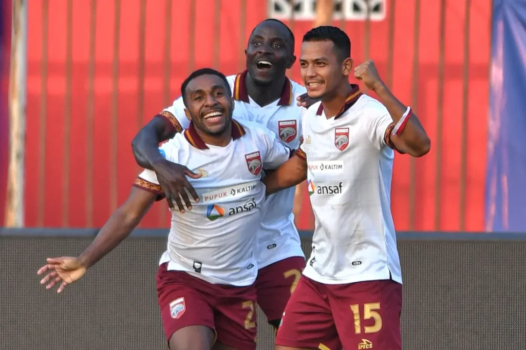 Preview Pekan 3 Liga 1 : Papan Bawah Bergolak, Tim Dua Besar Kelelahan Foto : selebrasi gol Terens Puhiri dkk saat Borneo FC kalahkan Arema FC (c)Xborneofc