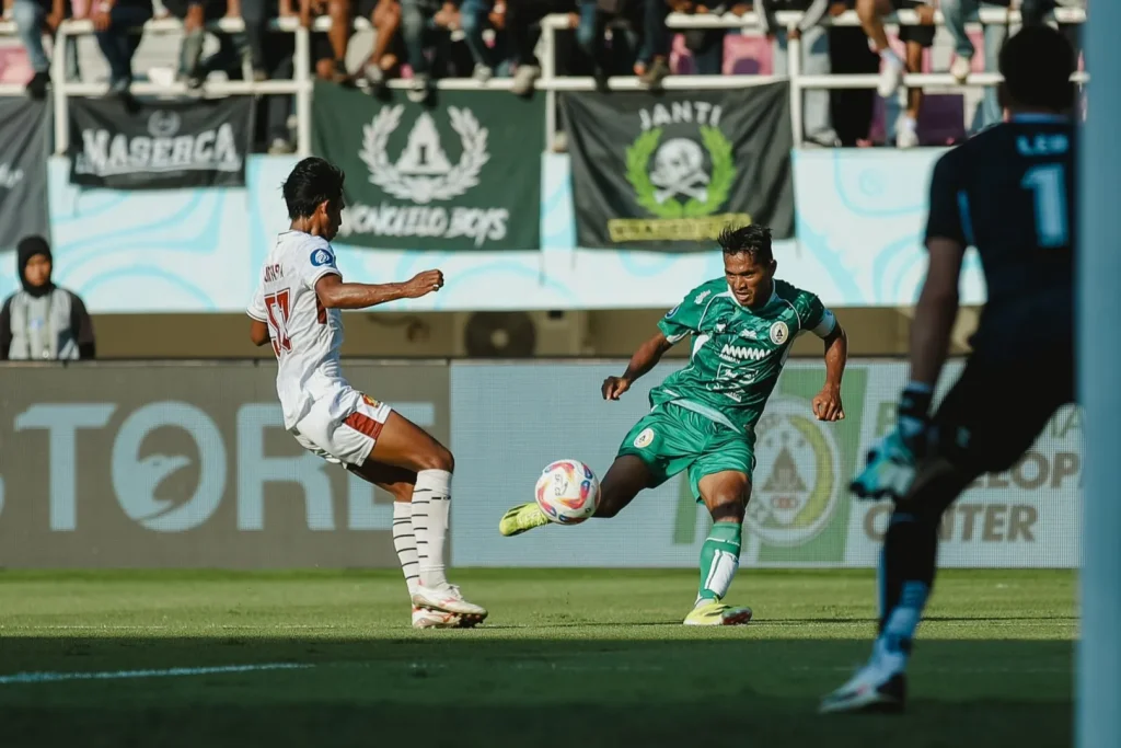 Kondisi PSS Sleman Tak Ideal Akibat Minus 3 Poin Foto : Abdul Lestaluhu saat berusaha menerobos pertahanan Persik Kediri (c)Xpssleman