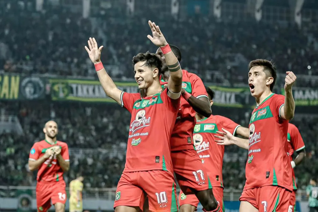 Tampil Di 2 Liga, Persebaya Bangun Skuat Kompetitif Foto : selebrasi gol Bruno Moreira bersama pemain Persebaya (c)X-persebayaupdate