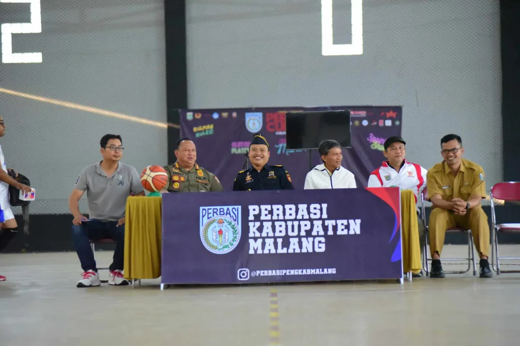 21 Tim Ramaikan Gelaran Perbasi Cup 2024, Ajang Mencari Bibit Atlet Untuk Porprov 2025 Ketua Perbasi Kabupaten Malang Mawang Sukma (kiri) bersama Sekretaris Satpol PP Teddy Wiryawan Priambodo dan Perwakilan Bea Cukai Malang dalam pembukaan Perbasi Cup 2024. Foto: perbasi
