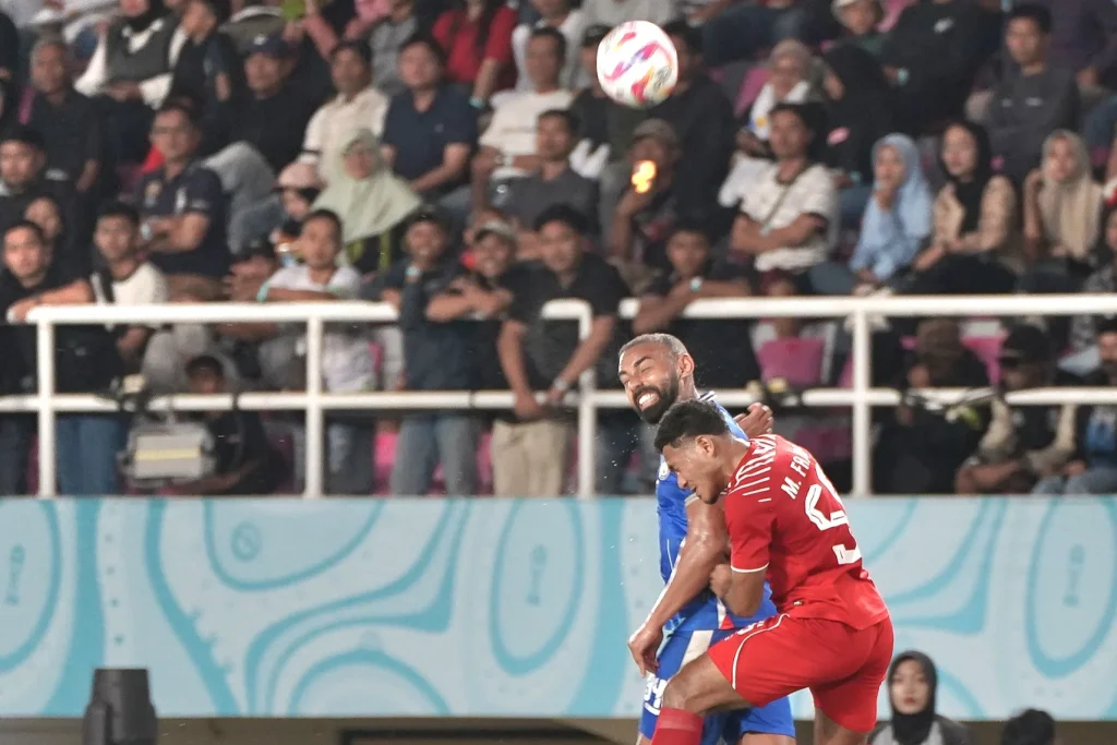 Menang Penalti, Arema FC Raih Trofi Piala Presiden Ke-4 Kali Foto : Dalberto dalam duel bola udara dengan pemain Borneo FC (c)mediaaremafc
