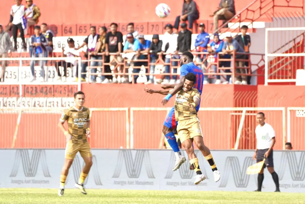 Perkara Lapangan Jadi Penyebab Arema FC Berbagi 1 Poin Foto : duel bola udara Charles Lokoli dengan Ricky Kambuaya (c)mediaaremafc