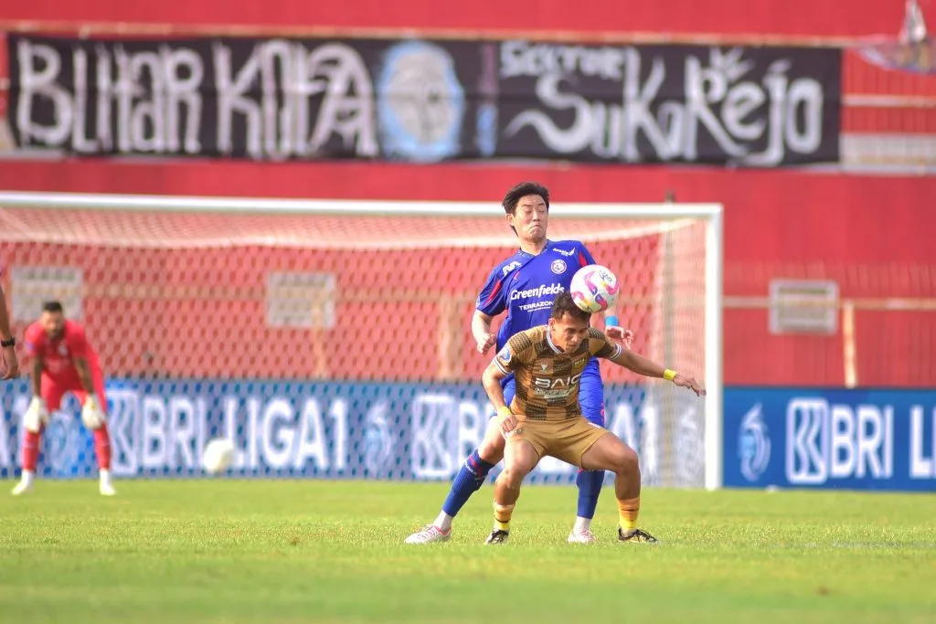 Perkara Lapangan Jadi Penyebab Arema FC Berbagi 1 Poin Foto : Egy Maulana Vikri dikawal ketat Choi Bo-kyun (c)cristiano