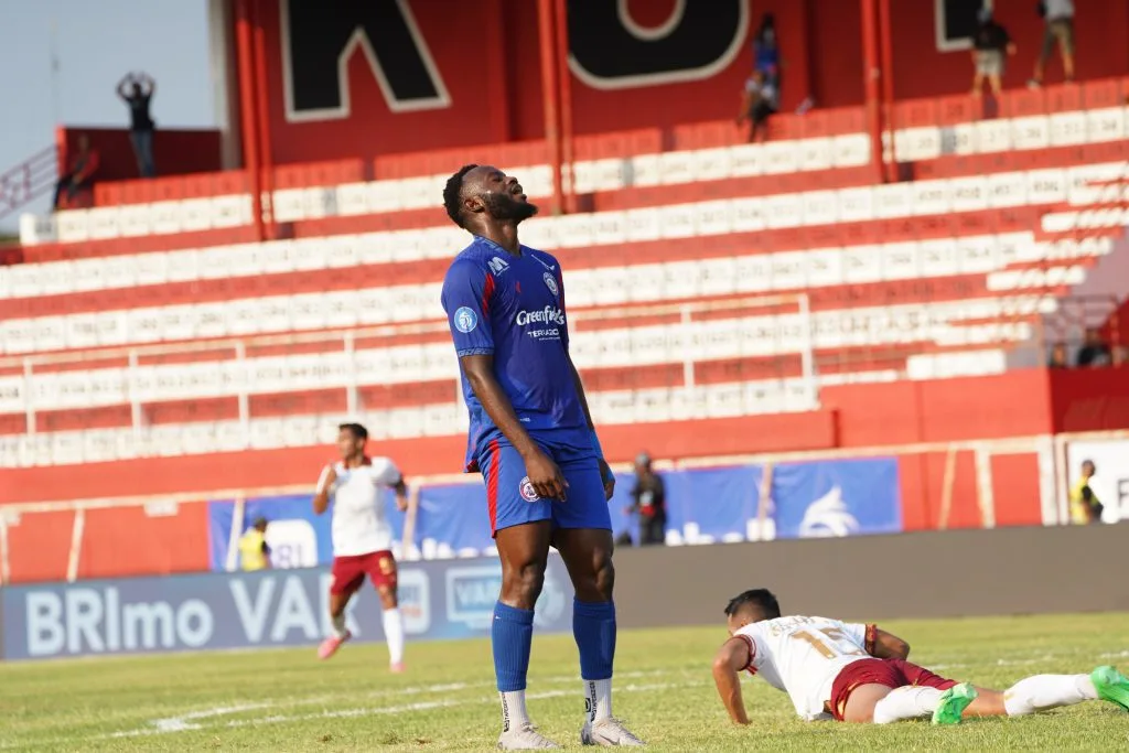 Lapangan Tak Standar, Arema FC Segera Mengungsi Lagi Foto : ekspresi Charles Lokoli Ngoy gagalkan sejumlah peluang gol (c)mediaaremafc