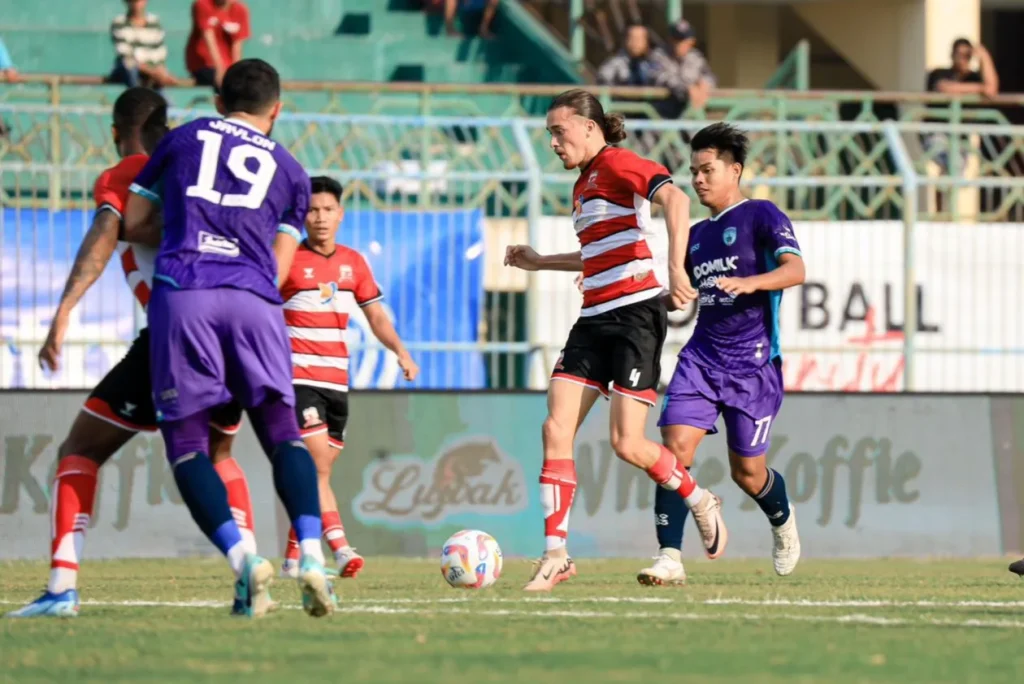 Seabrek Persoalan Madura United Usai Dikalahkan Persita Foto : Joedy Werhmann jadi andalan lini tengah (c)mediamaduraunited