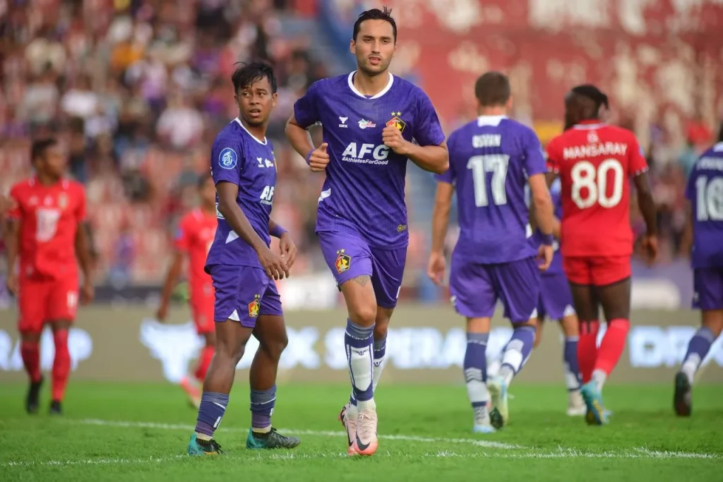 Gagal Menang, Persik Kediri Frustasi Taktik Parkir Bus Lawan Foto : Ezra Walian (c)Cristiano