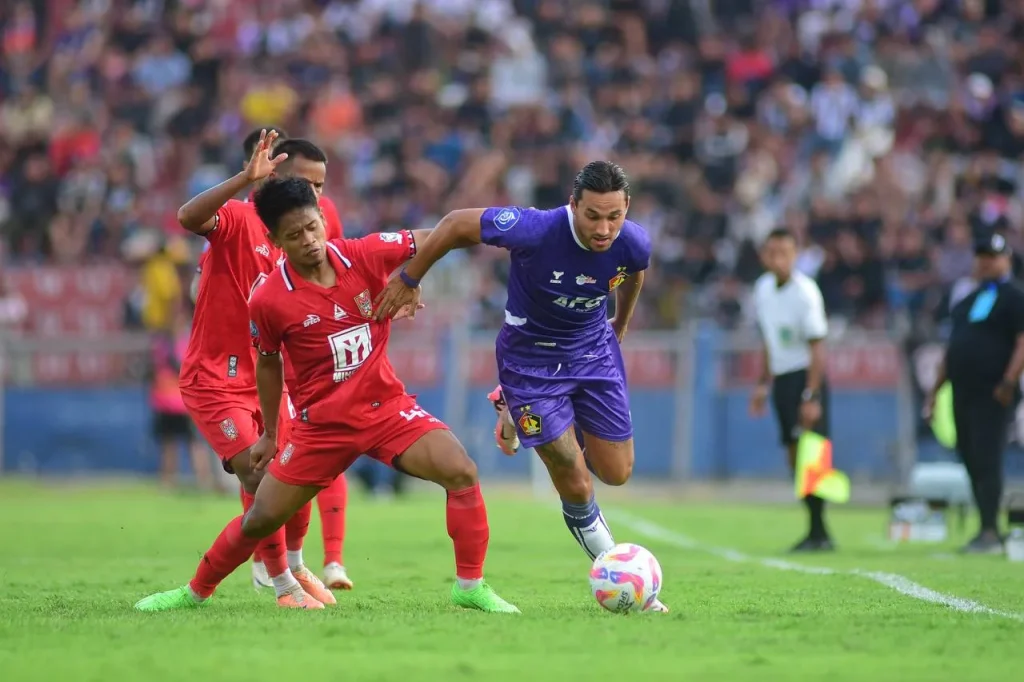 Gagal Menang, Persik Kediri Frustasi Taktik Parkir Bus Lawan Foto : Ezra Walian sulit lewati kawalan ketat Fredyan Wahyu (c)cristiano