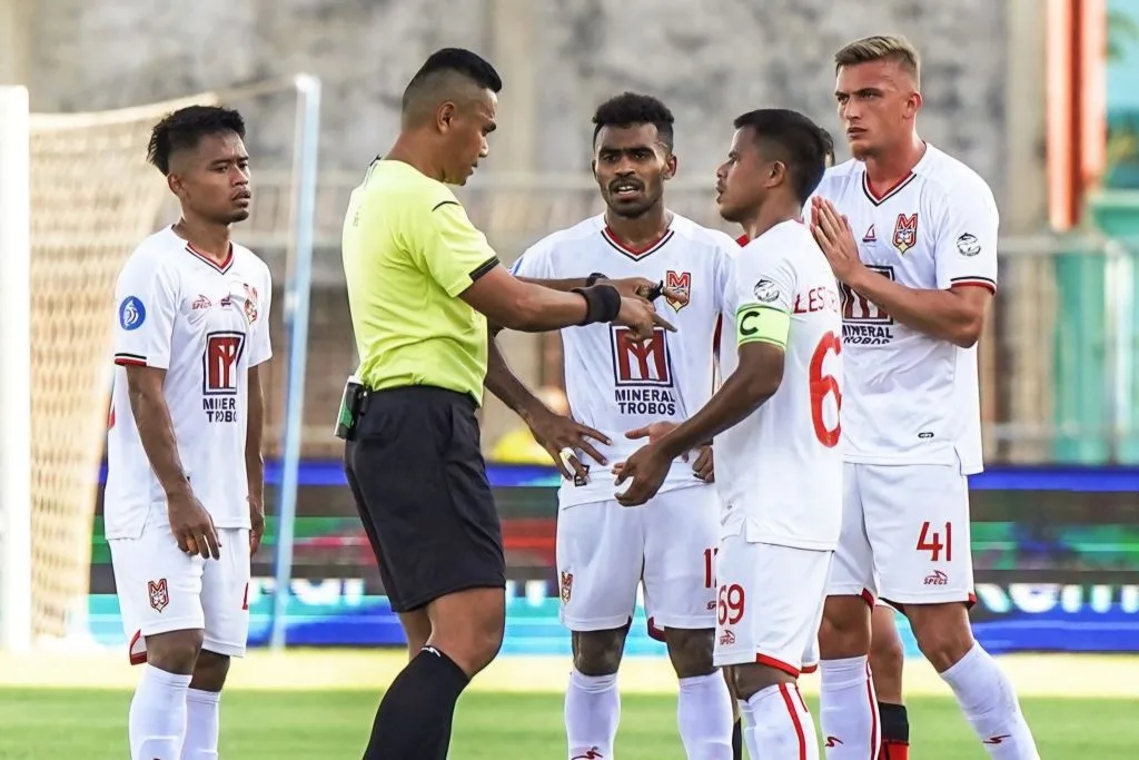 Bursa Transfer Liga 1: Barito Rekrut Bek Brasil, Persik-Malut Lepas Pemain Foto : Cassio Scheid saat menerima kartu merah dari Wasit Sance Lawita (c)IGmalutunited