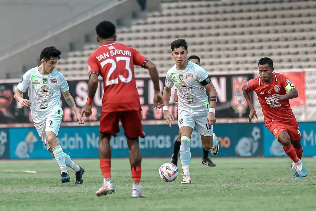 Hasil Liga 1 : Barito Putera Catat Rekor, Tim Promosi Belum Menang Foto : Bruno Moreira dibayangi pemain Malut United (c)IGpersebaya