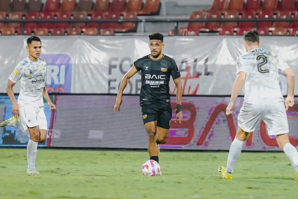 Hasil Liga 1 : Dewa United Jegal Persib, Derita PSS Sleman Foto : Ricky Kambuaya saat laga Dewa United vs Persib Bandung (c)IGdewaunitedfc
