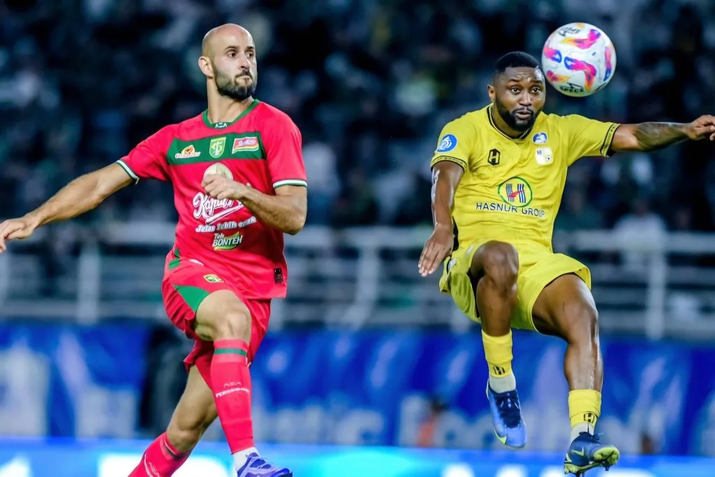 Gol Menit Akhir Antar Persebaya Hentikan Tren Negatif Dalam 2 Tahun Foto : Mohammed Rashid saat duel bola dengan pemain Barito Putera (c)IGofficialpersebaya