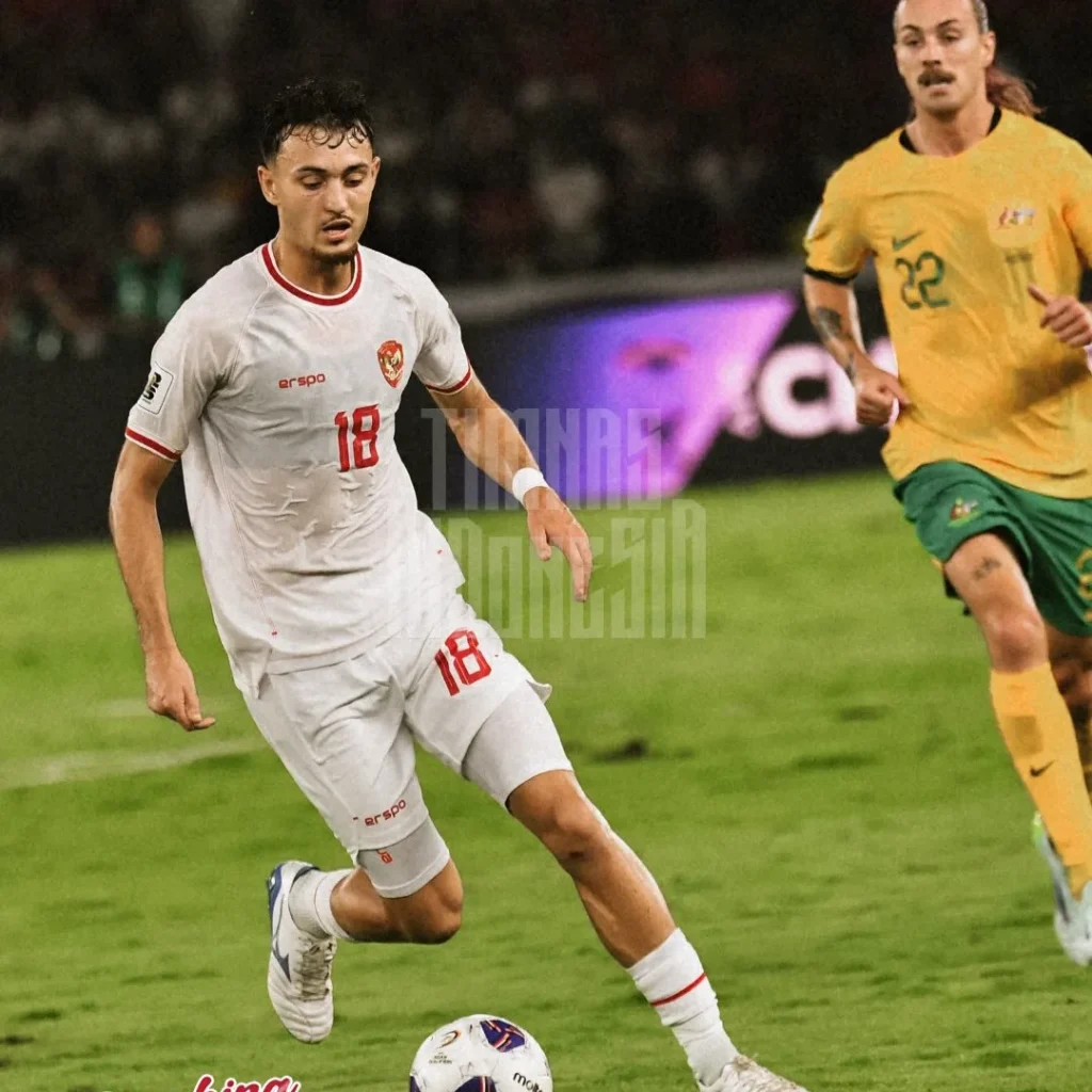 Tampil Tangguh, Indonesia Tak Terkalahkan Di Putaran 3 Kualifikasi Foto : Ivar Jenner saat dibayangi Jackson Irvine (c)XTimnasIndonesia