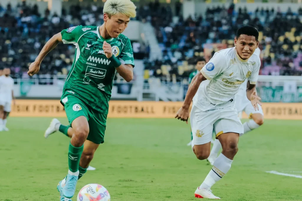 PSS Sleman Sebut 3 Poin Atas Arema FC Terasa Spesial Foto : Chang Ji Moon saat perebutan bola dengan pemain Arema FC (c)XPSSleman
