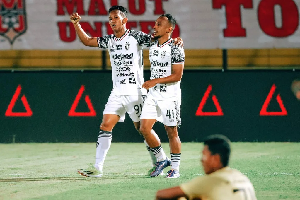Kalah Telak, Malut United Akui Mentalitas Belum Matang Foto : selebrasi gol Rahmat dan Irfan Jaya (c)XBaliUtd