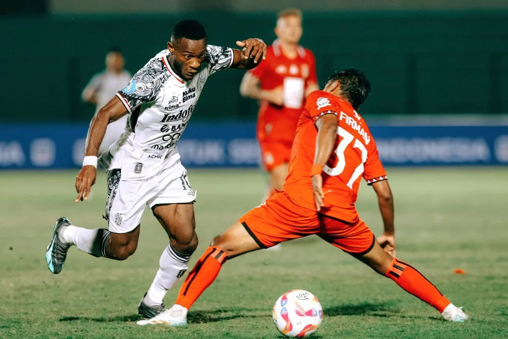 Review Pekan 30 Liga 1: Madura United Melejit, Persib Selangkah Juara Foto : Striker Bali United, Privat Mbarga saat melewati hadangan bek lawan (c)XBaliUtd
