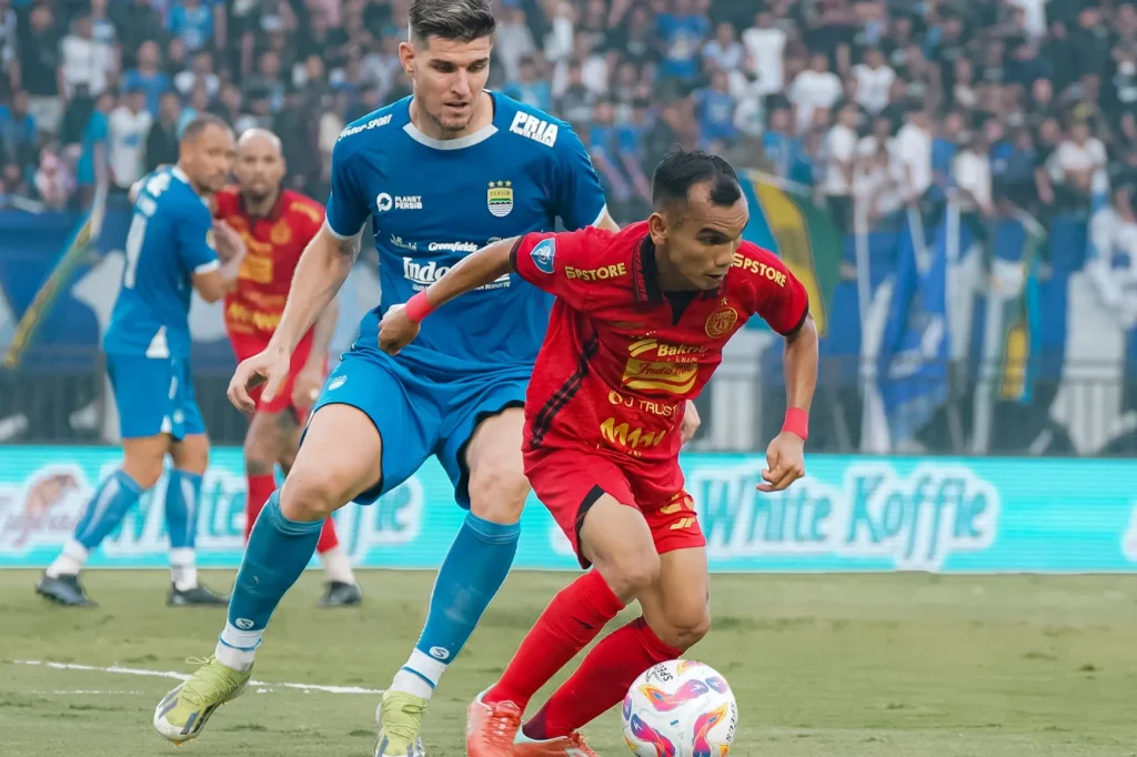 Persis Rekrut Pelatih Malaysia, Jadwal Persib Mundur Foto : bek Persib, Nick Kuipers menjaga ketat winger Persija, Riko Simanjuntak (c)XPersija_Jkt