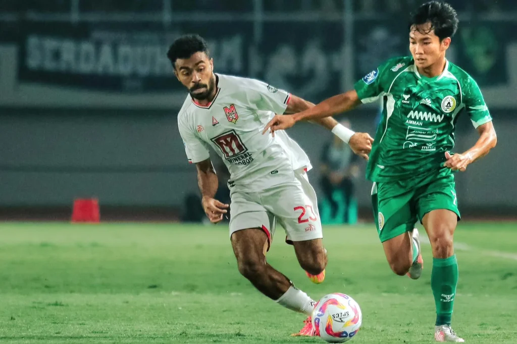 Review Pekan 7 Liga 1 : Persebaya Teratas, Striker Madura United On Fire Foto : pemain PSS Sleman saat mengejar bola dari hadangan Yance Sayuri (c)XPSSleman