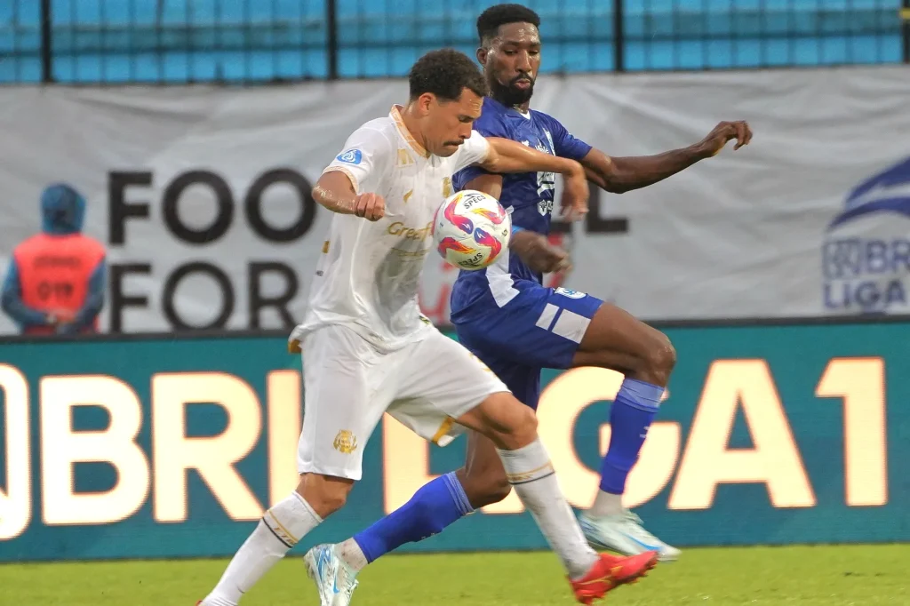 Arema FC Hanya Butuh 5 Menit Gilas PSIS Semarang Foto : Boubakary Diarra duel bola dengan Gildson Silva (c)mediaaremafc