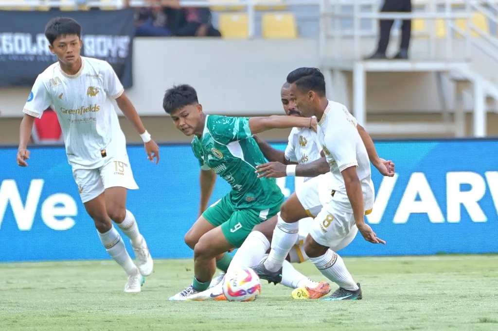 Review Pekan 6 Liga 1 : Persebaya Puncaki Klasemen, Rusuh Penonton Di Bandung Foto : para pemain Arema FC saat mengawal striker PSS Sleman, Hokky Caraka (c)mediaaremafc