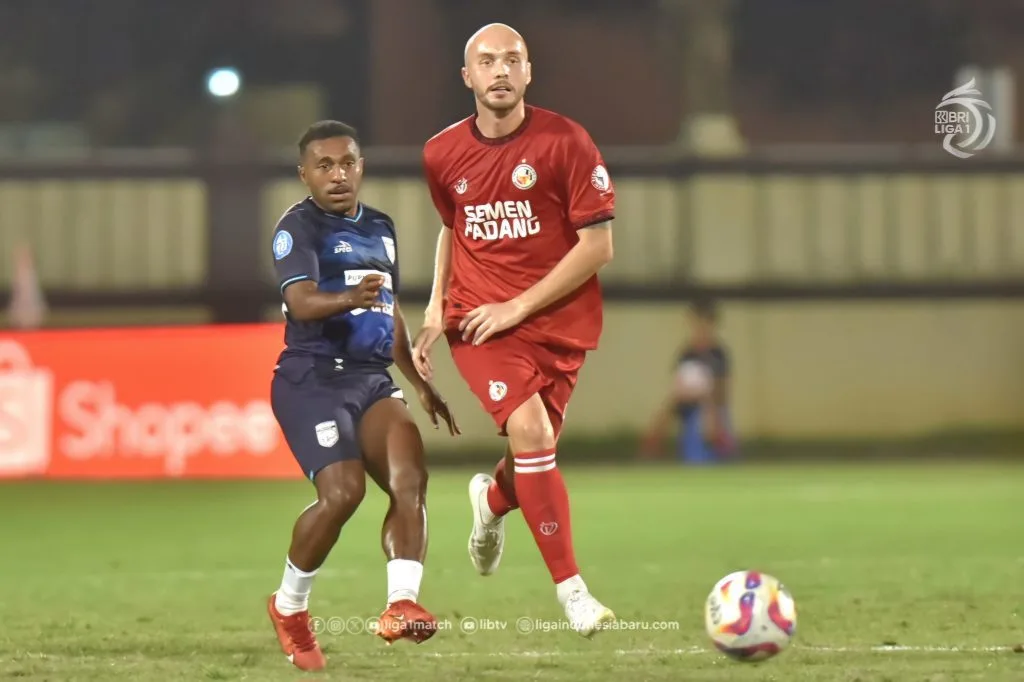 Tiga Tim Liga 1 Dipimpin Pelatih Caretaker, Siapa Yang Terbaik? Foto : gelandang Semen Padang FC, Charlie Scott dalam laga melawan Borneo FC (c)ligaindonesiabaru.com