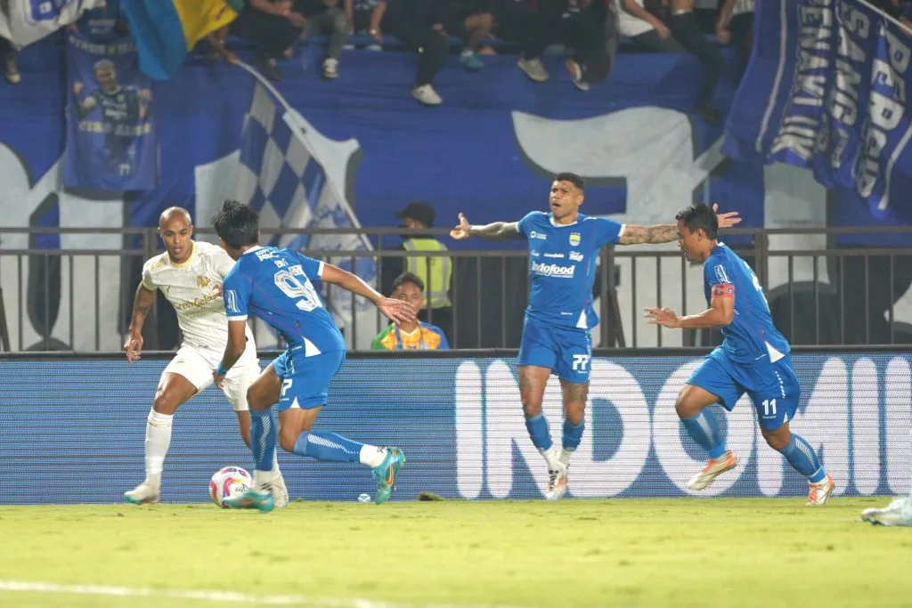 Komdis Gelar Sidang, Madura United Tanggung Denda Besar Selama Agustus 2024 Foto : laga Persib Bandung kontra Arema FC berjalan cukup keras (c)mediaaremafc