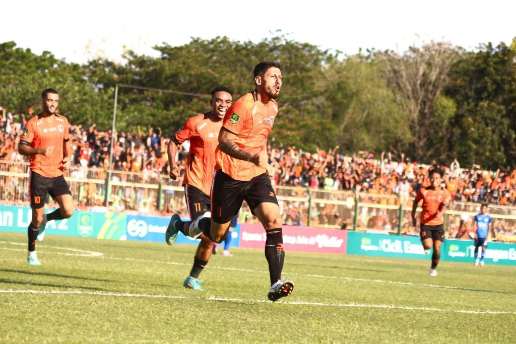 Review Pekan 1 Liga 2 : Adhyaksa FC Pelopor, Tim Pendatang Baru Curi Atensi Foto : Osas Saha dan Zabihi Taher saat melakukan selebrasi gol Persibo Bojonegoro (c)bimaswara