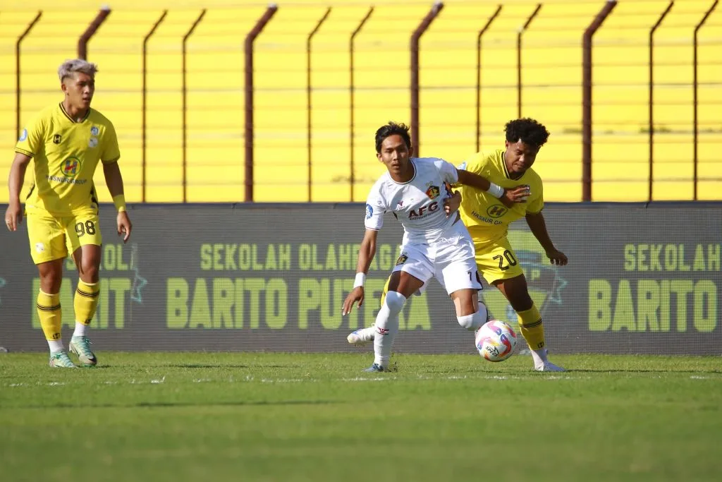 Review Pekan 4 Liga 1: Persebaya Ke Papan Atas, Penyerang Asing Dominan Foto : pemain Persik Kediri, Yusuf Meilana saat berduel dengan pemain Barito Putera, Bagus Kahfi (c)mediapersikkediri