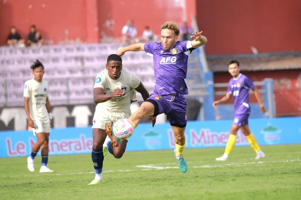 Berlangsung 104 Menit, Kemenangan Persik Ternoda Kericuhan Foto : aksi Ze Valente dalam perebutan bola (c)mediapersikkediri