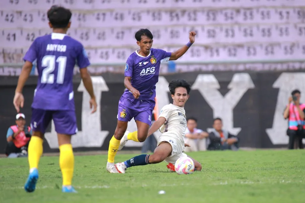 Berlangsung 104 Menit, Kemenangan Persik Ternoda Kericuhan Foto : salah satu aksi pelanggaran yang memicu tensi tinggi (c)mediapersikkediri