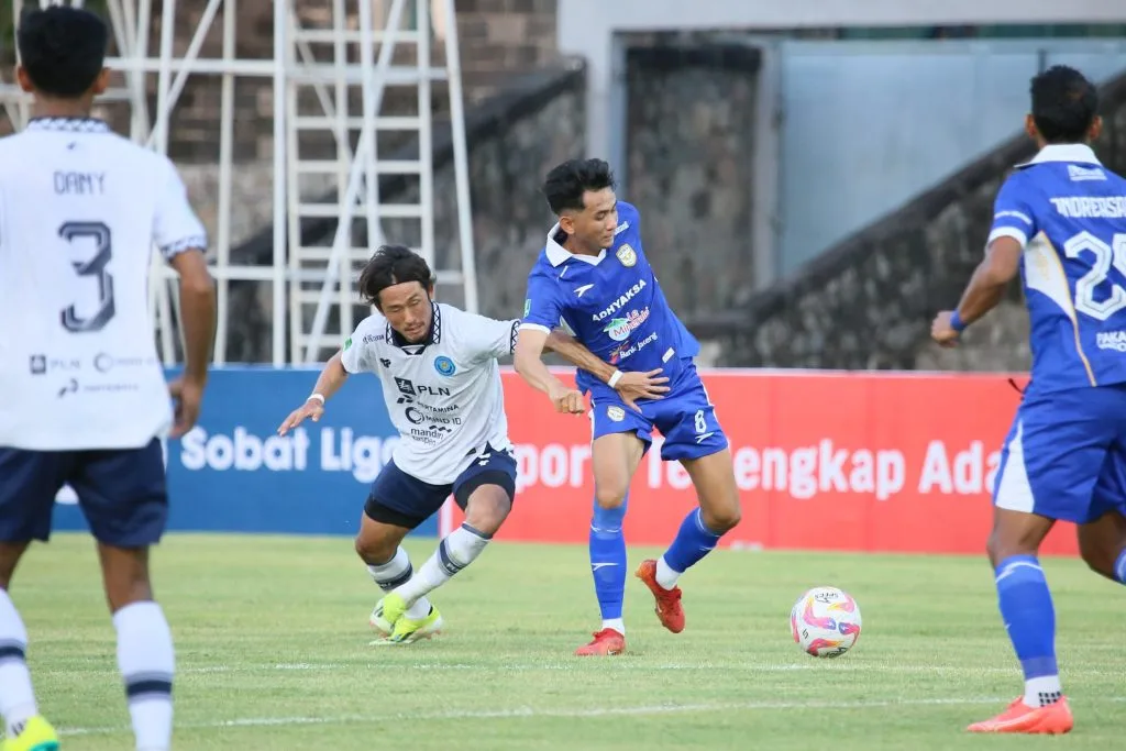 Review Pekan 3 Liga 2 : PSIM Melejit, Striker Brasil Pimpin Top Skorer Foto : Dave Mustaine saat duel bola dengan Renshi Yamaguchi (c)mediaadhyaksafc