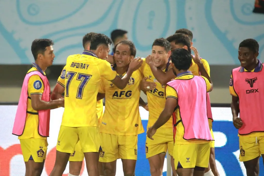 Dramatis, Persik Kalahkan Persis Solo Dengan 10 Pemain Foto : Ramiro Fergonzi selebrasi bersama Faris Aditama (c)mediapersikkediri