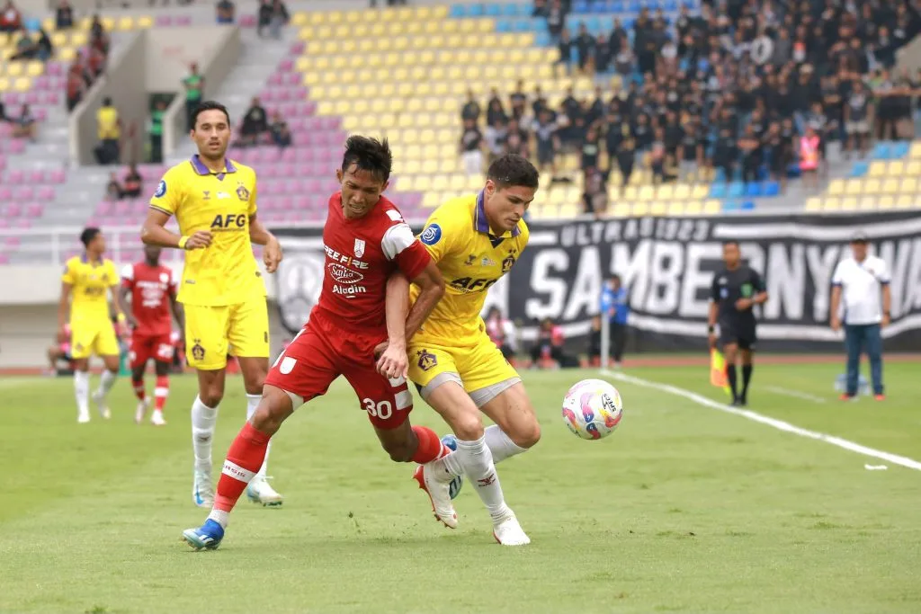 Keberuntungan Jersey Putih Persis Dihentikan Arema FC Foto : striker Persik, Ramiro Fergonzi duel bola dengan Eky Taufik (c)media-persikkediri