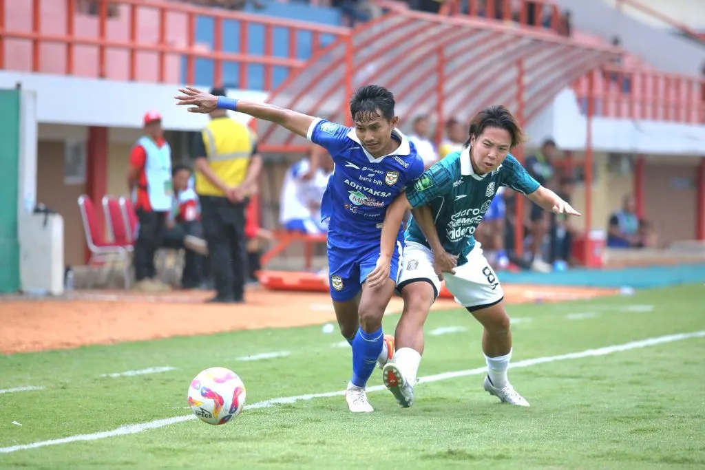 Review Pekan 4 Liga 2 : Persibo Perkasa, Grup 2 Makin Sengit Foto : bek Adhyaksa FC, Obet Choiri saat duel bola dengan pemain Nusantara United, Shunta Nakamura (c)mediaadhyaksafc
