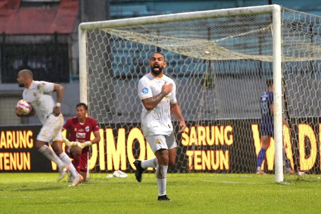 Review Pekan 12 Liga 1: Persebaya Kokoh, Striker Arema FC Makin Tajam Foto : Dalberto Luan Belo jadi penentu kemenangan Arema FC (c)mediaaremafc