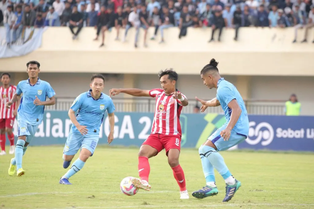 Bursa Transfer Liga 1: Barito Rekrut Bek Brasil, Persik-Malut Lepas Pemain Foto : penyerang Deltras FC, Rikza Syahwali dalam perebutan bola dengan pemain Persela, Anderson dan Lee Yu-jun (c)mediadeltrasfc