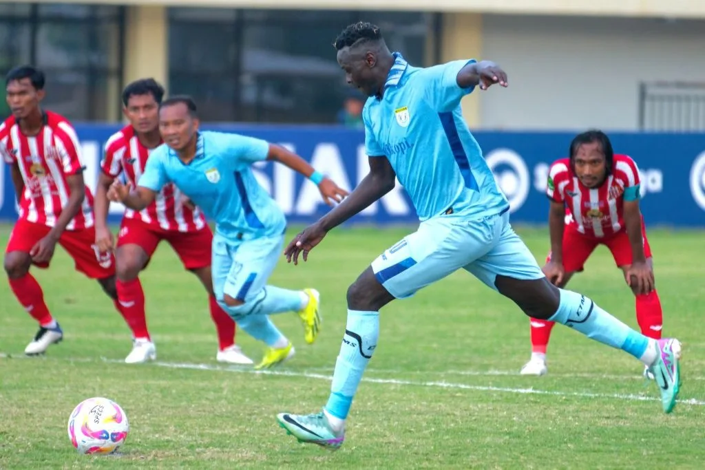 Persela Banjir Kritik Usai Raih 1 Poin Di Kandang Foto : Ezequel Ndouassel mengeksekusi penalti (c)IGperselafc