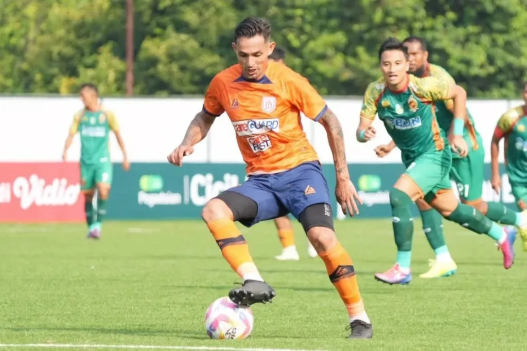 Review Pekan 1 Liga 2 : Adhyaksa FC Pelopor, Tim Pendatang Baru Curi Atensi Foto : aksi Silvio Escobar saat Dejan FC hadapi Sriwijaya FC (c)IGdejan_fc