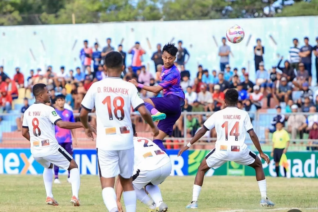Review Pekan 1 Liga 2 : Adhyaksa FC Pelopor, Tim Pendatang Baru Curi Atensi Foto : pemain Rans saat duel bola udara melawan Persipura (c)IGrans.nusantara