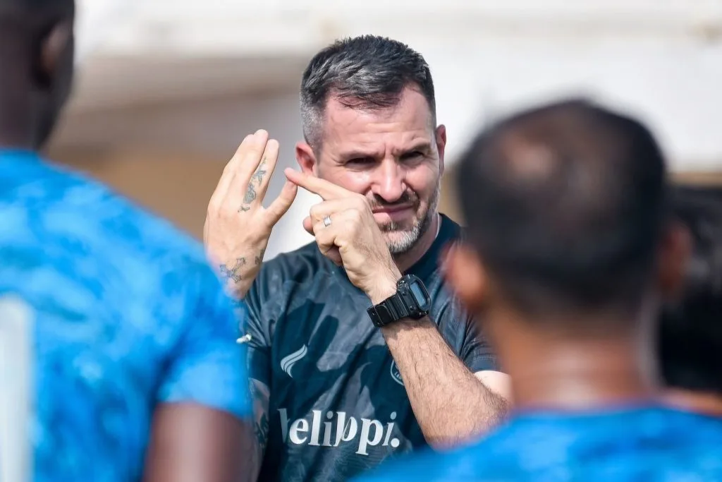 Baru Satu Laga, Persela Rubah Staf Kepelatihan Di Liga 2 Foto : Simon McMenemy tampak dalam sesi latihan tim (c)IGperselafc
