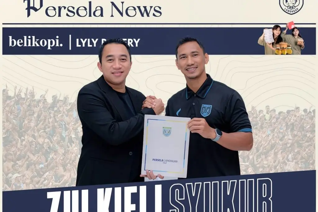 Baru Satu Laga, Persela Rubah Staf Kepelatihan Di Liga 2 Foto : Fariz Julinar Maurisal saat memperkenalkan Zulkifli Syukur (c)IGperselafc