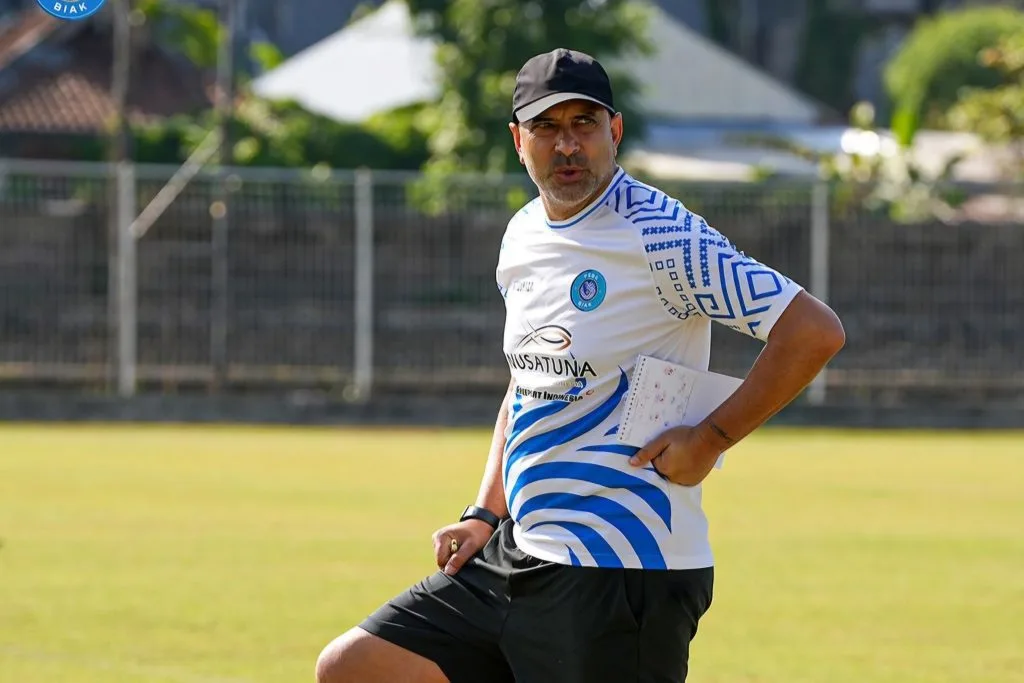 Hendri Susilo Jadi Pelatih Kedua Yang Diberhentikan Di Liga 1 Foto : Juan Esnaider saat memimpin sesi latihan PSBS Biak (c)IGpsbsofficial