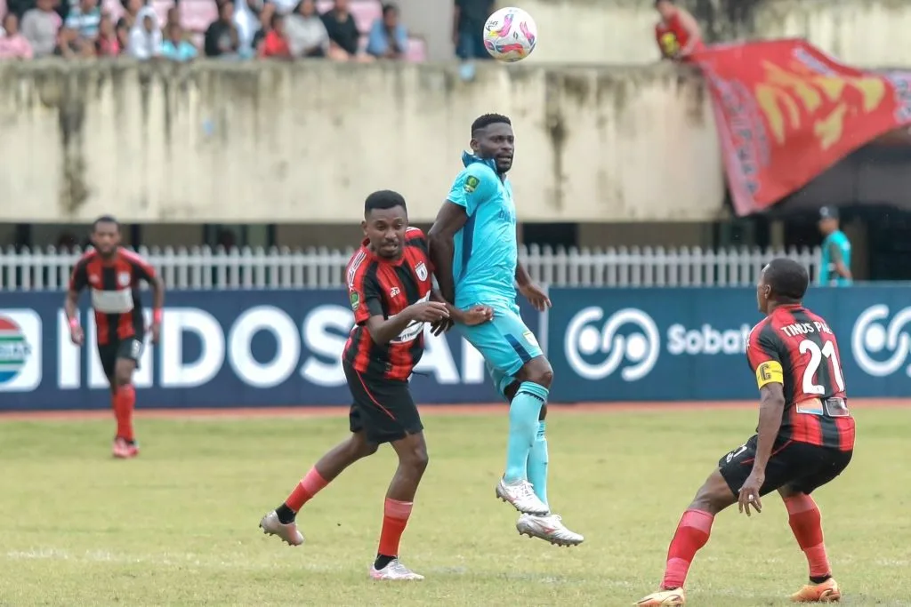 Review Pekan 4 Liga 2 : Persibo Perkasa, Grup 2 Makin Sengit Foto : pemain Persela Lamongan saat duel bola udara lawan Persipura (c)IGperselafc