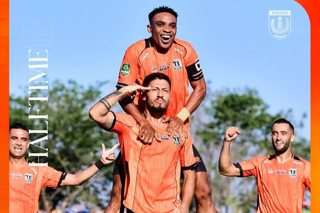 Review Pekan 7 Liga 2: Nusantara Dan Tim Non Unggulan Tebar Kejutan Foto : Osas Saha saat memimpin selebrasi gol kemenangan Persibo (c)IGpersibo.bojonegoro