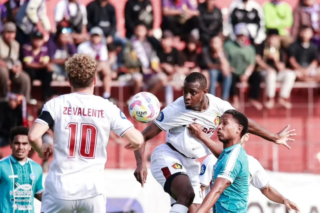 Review Pekan 7 Liga 1 : Persebaya Teratas, Striker Madura United On Fire Foto : Ousmane Fane saat duel bola dengan pemain PSBS Biak (c)IGpersikfcofficial