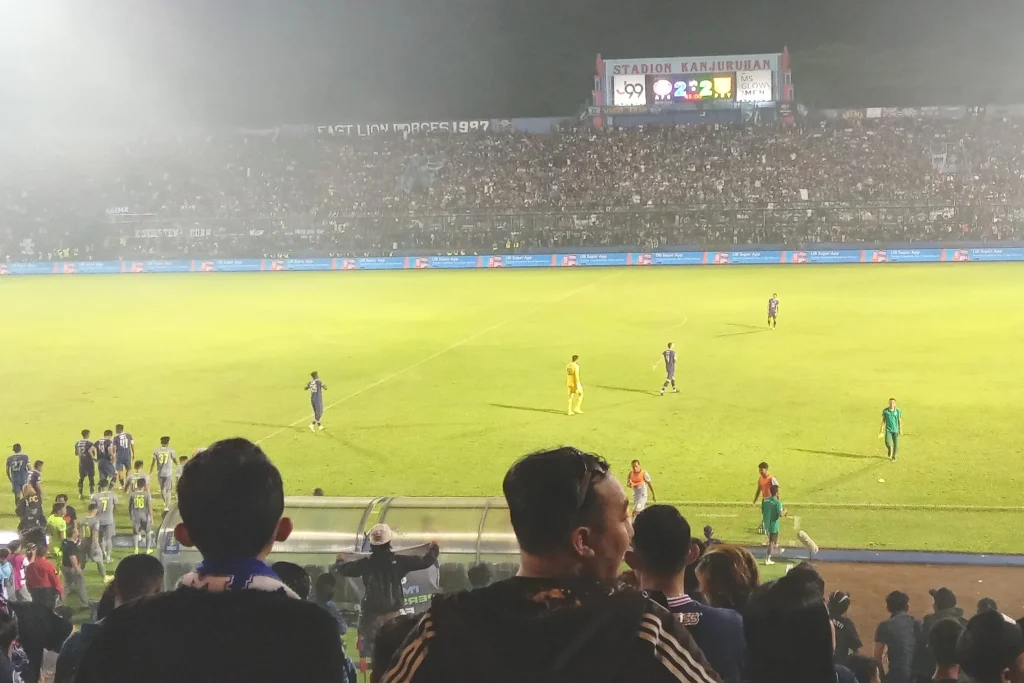 Mengenang 2 Tahun Tragedi Kanjuruhan, Insiden Memilukan Sepak Bola Indonesia Foto : suasana pertandingan Derbi Jatim Arema FC vs Persebaya sebelum tragedi di Kanjuruhan (c)bimaswara